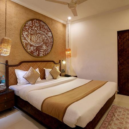 Accord Hotel Мумбаи Экстерьер фото