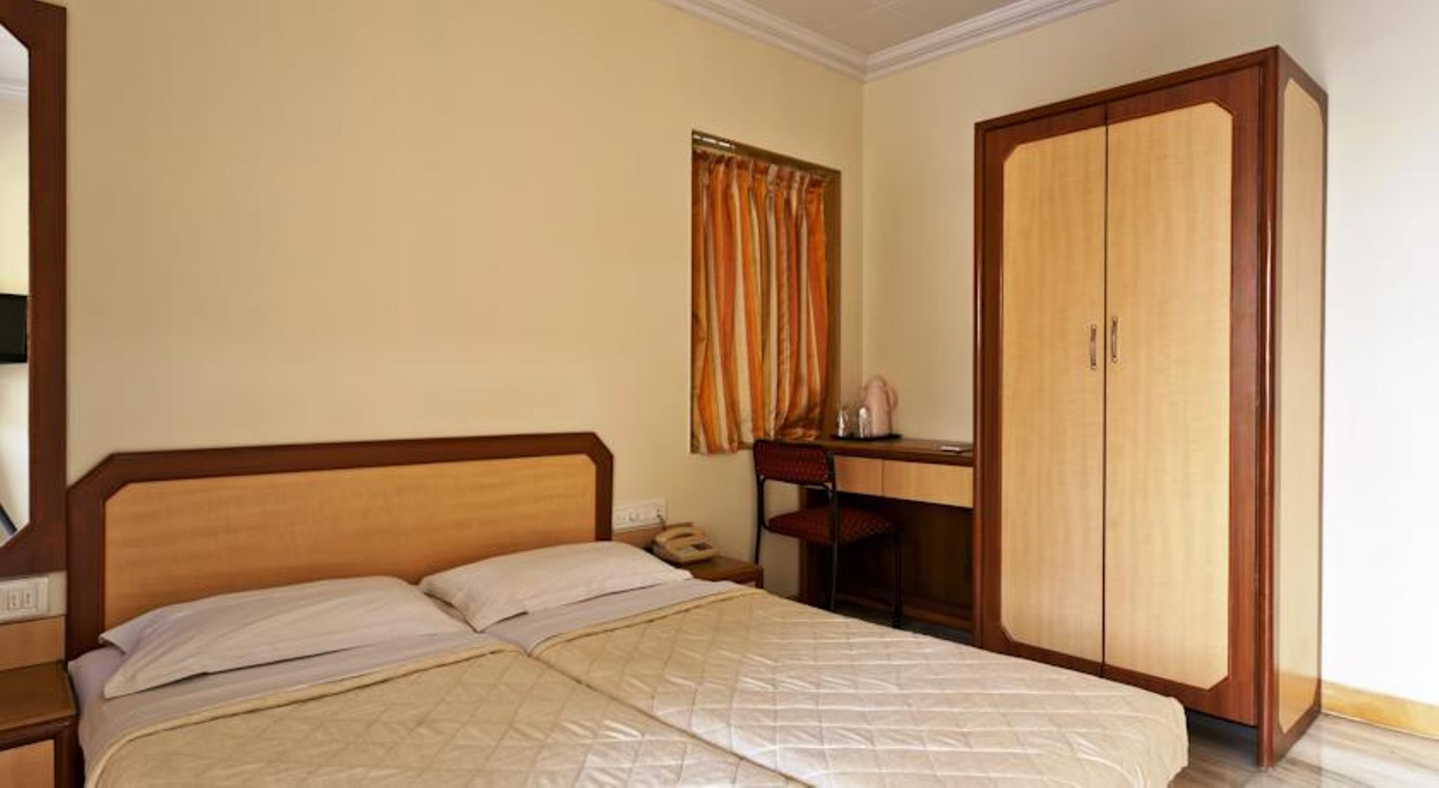Accord Hotel Мумбаи Экстерьер фото