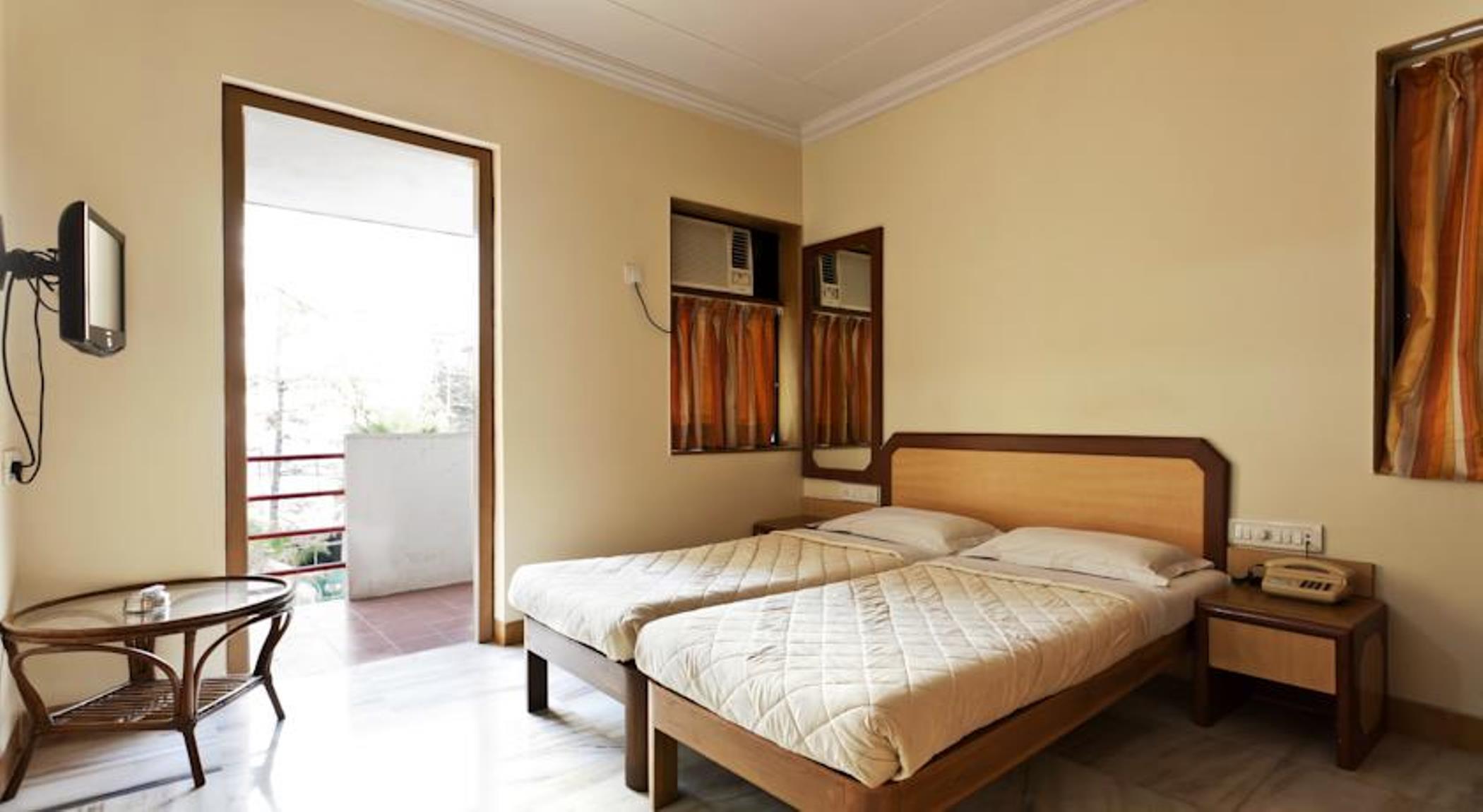 Accord Hotel Мумбаи Экстерьер фото