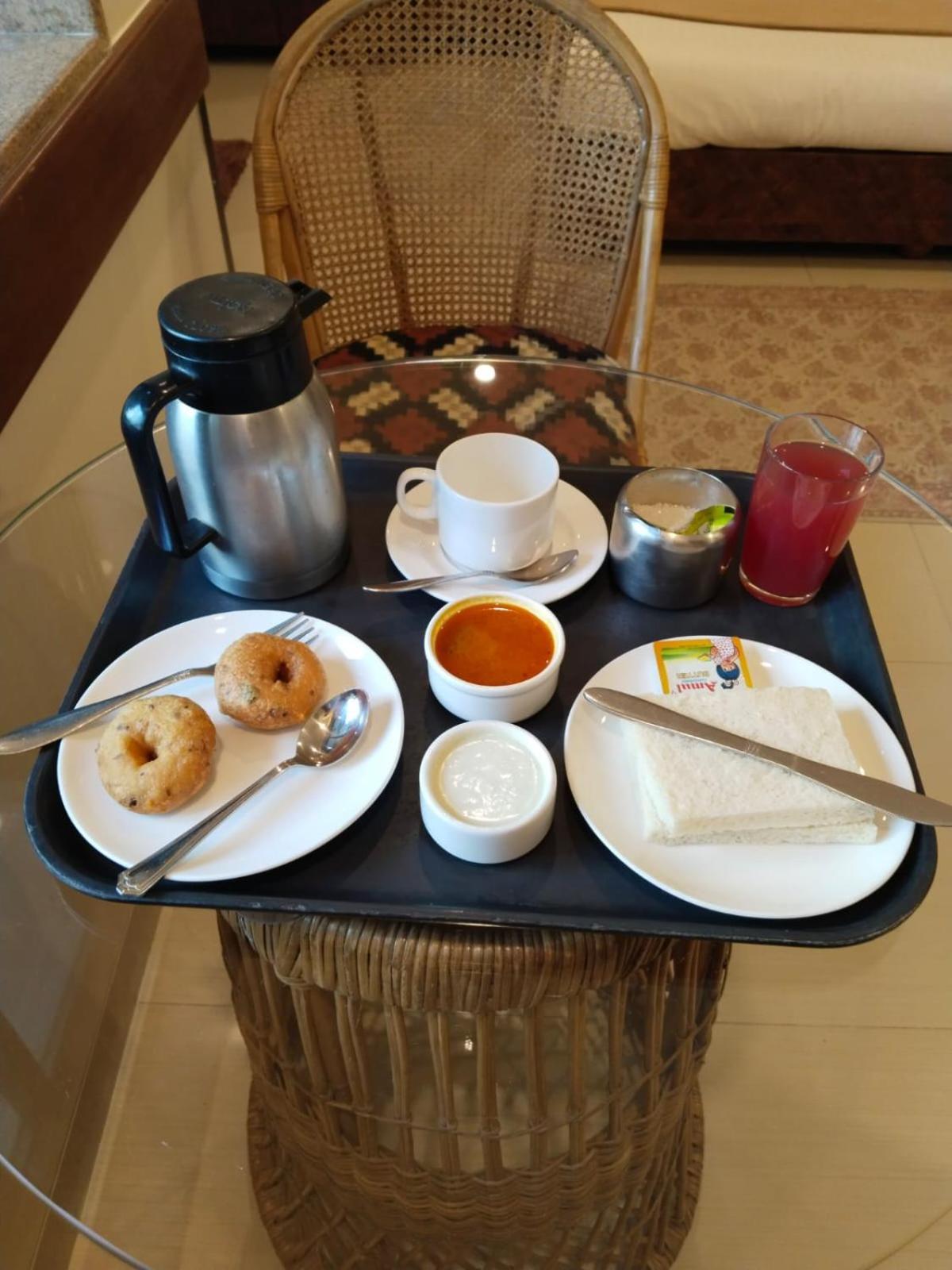 Accord Hotel Мумбаи Экстерьер фото