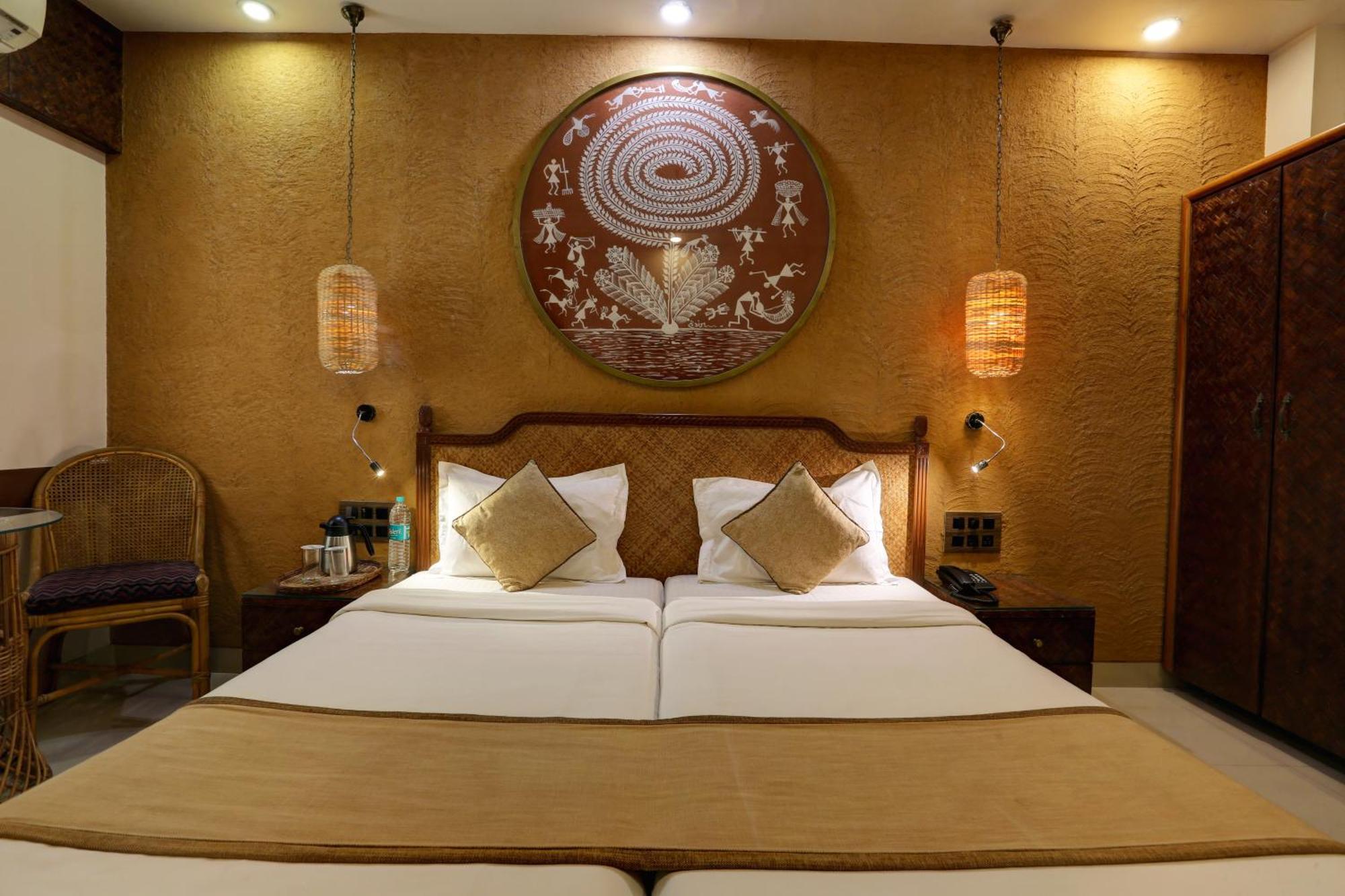 Accord Hotel Мумбаи Экстерьер фото