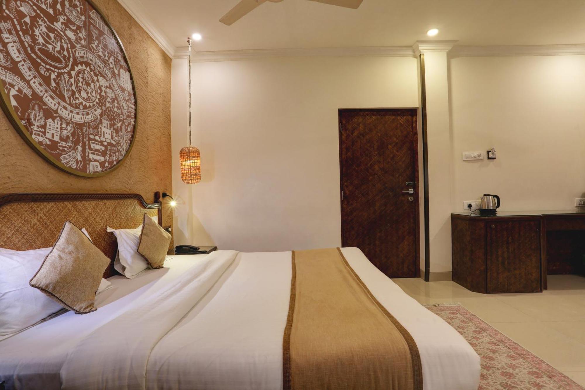 Accord Hotel Мумбаи Экстерьер фото