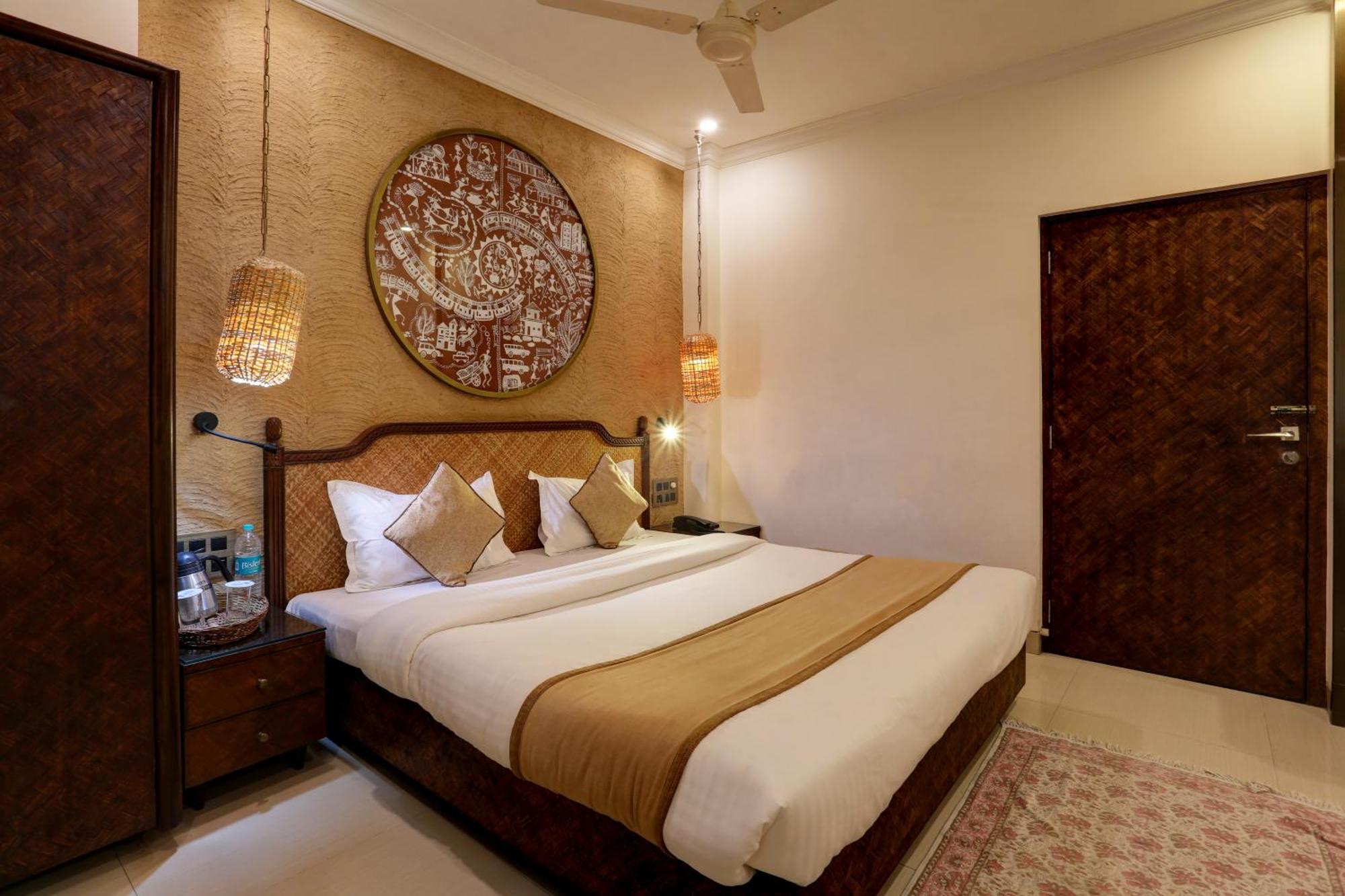 Accord Hotel Мумбаи Экстерьер фото