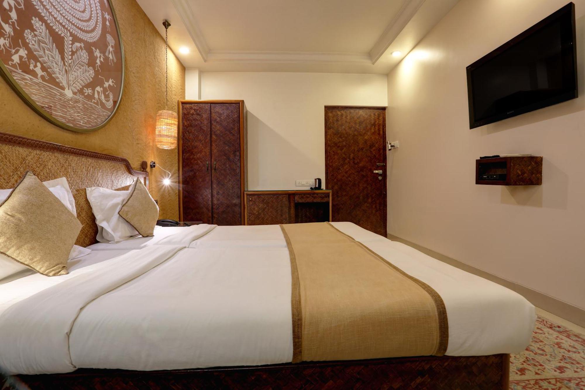 Accord Hotel Мумбаи Экстерьер фото