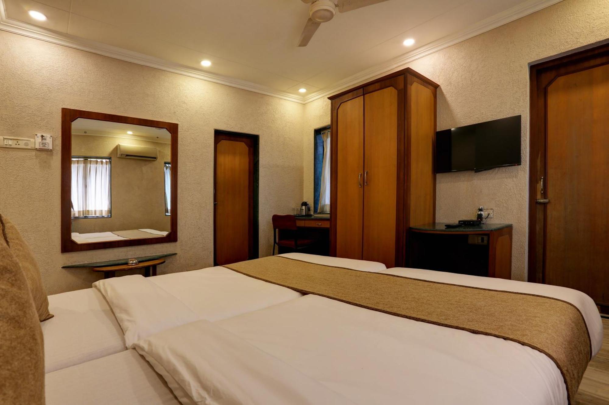 Accord Hotel Мумбаи Экстерьер фото