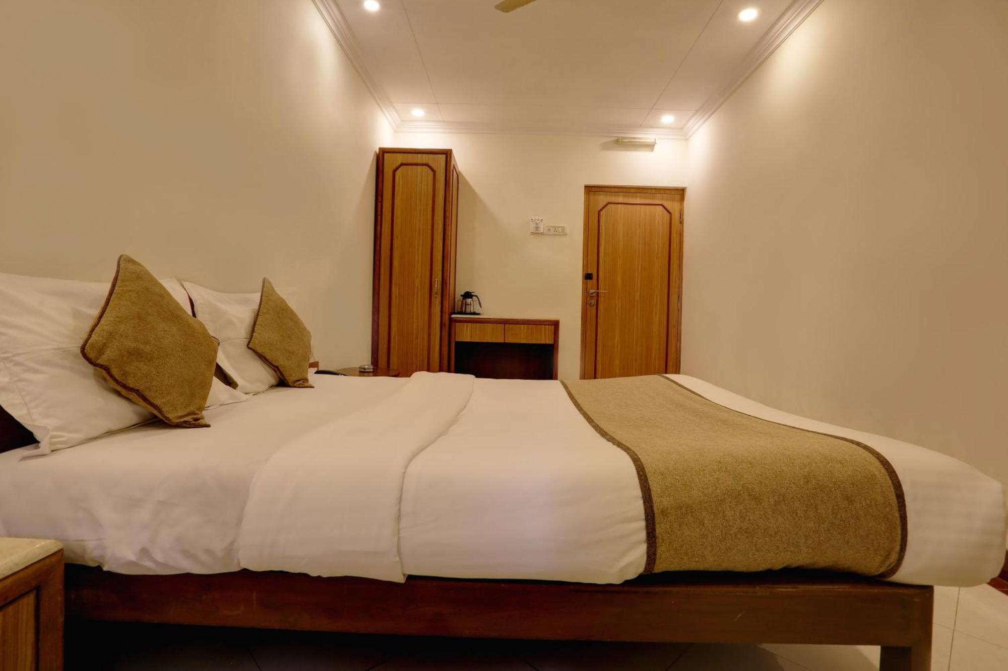 Accord Hotel Мумбаи Экстерьер фото