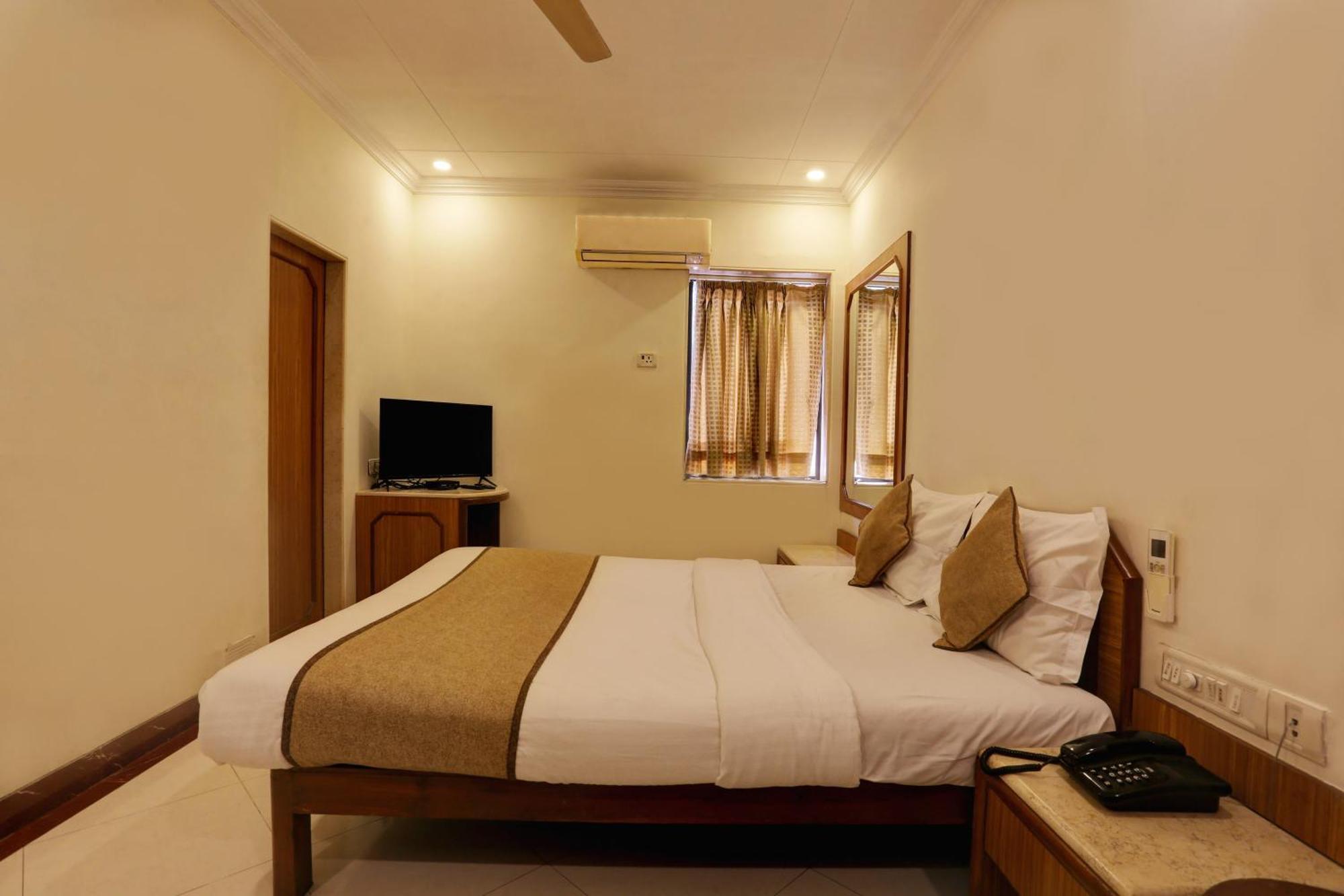 Accord Hotel Мумбаи Экстерьер фото