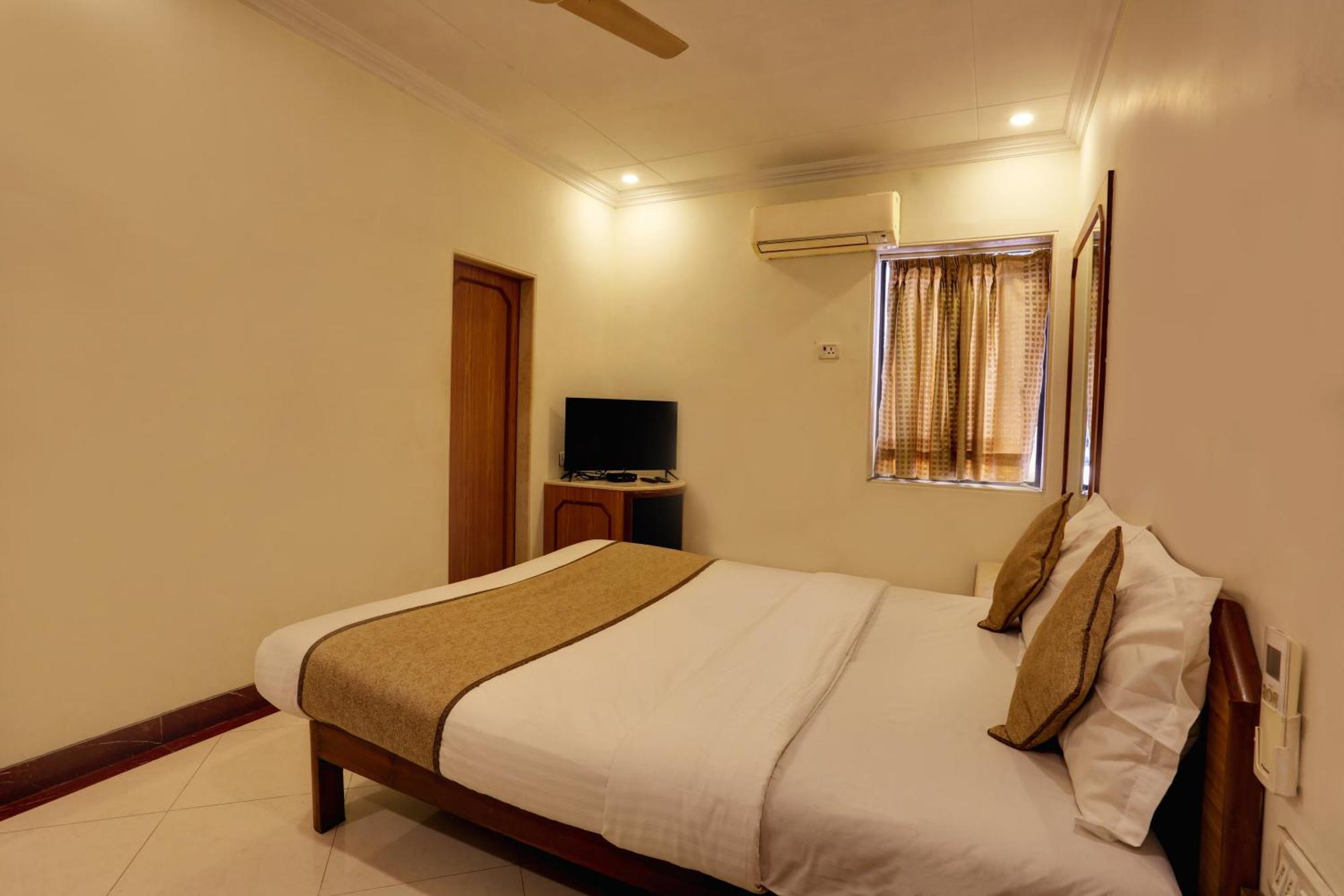 Accord Hotel Мумбаи Экстерьер фото