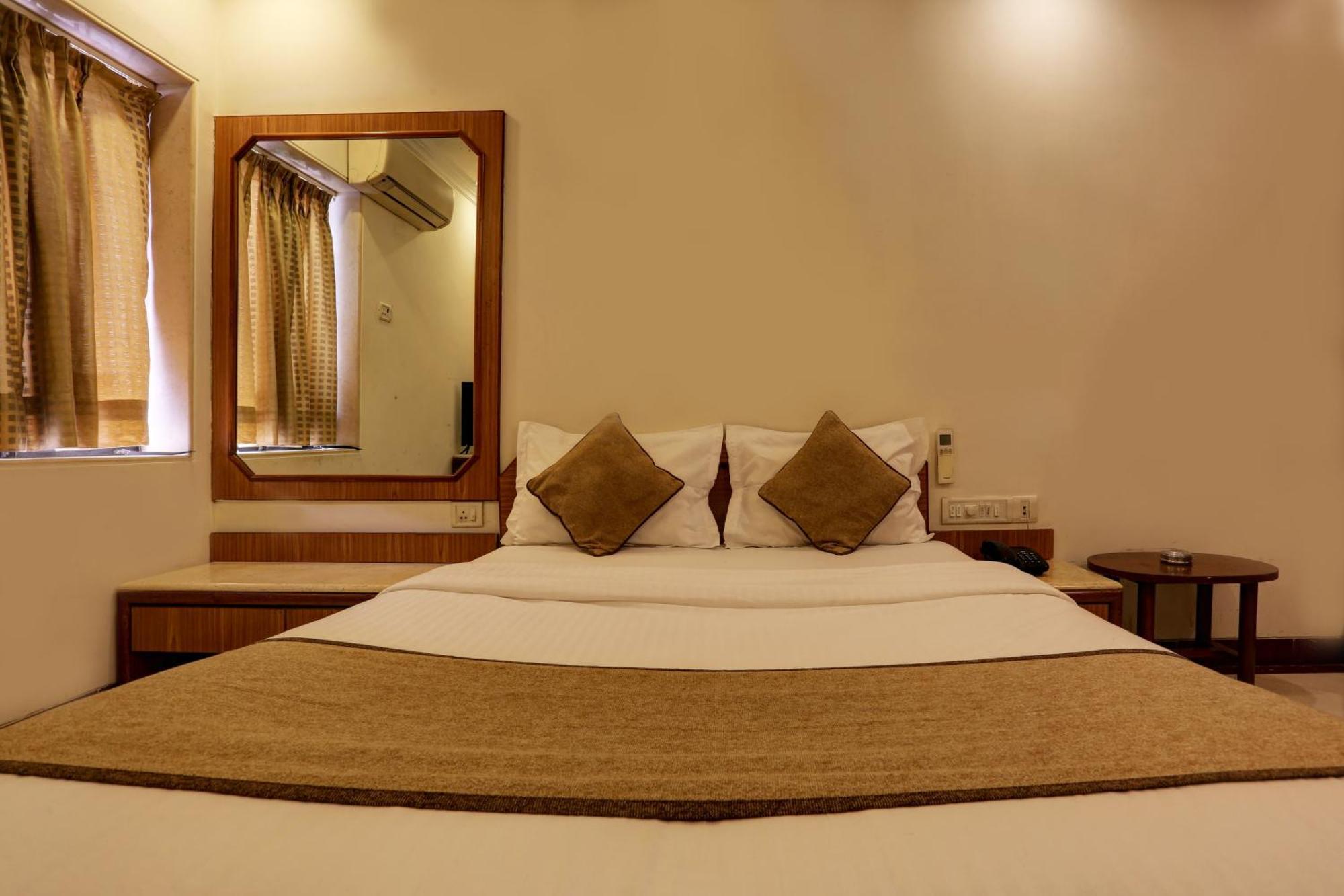 Accord Hotel Мумбаи Экстерьер фото