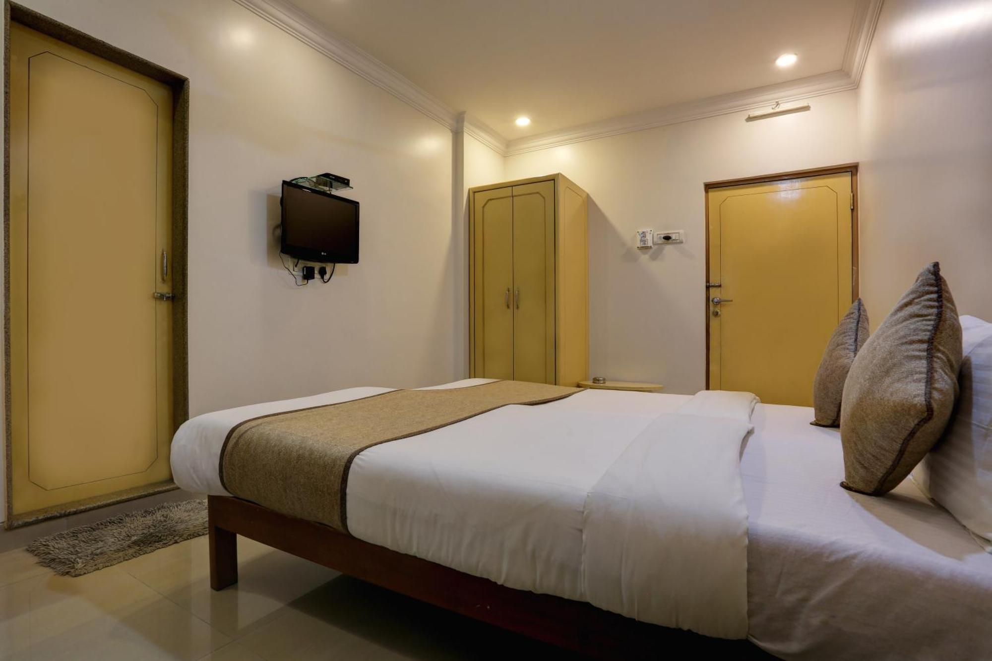 Accord Hotel Мумбаи Экстерьер фото