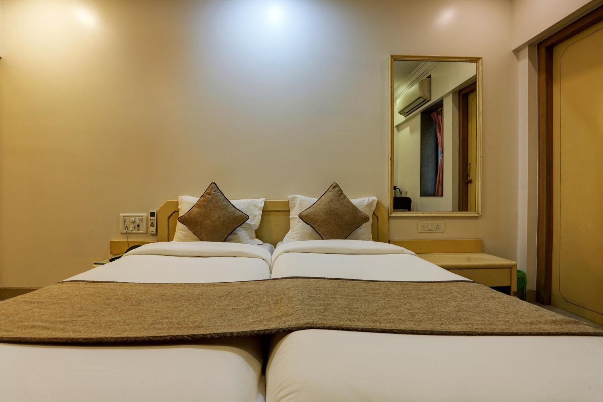 Accord Hotel Мумбаи Экстерьер фото