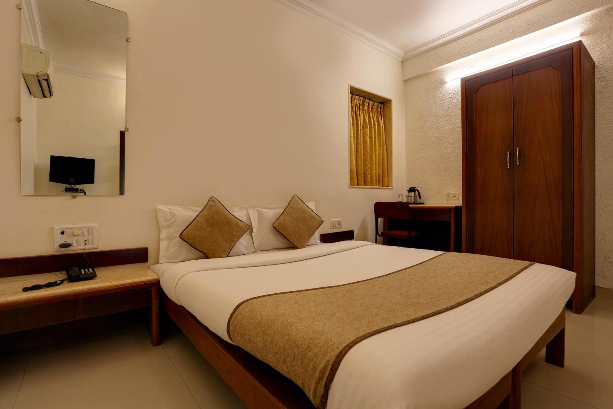 Accord Hotel Мумбаи Экстерьер фото