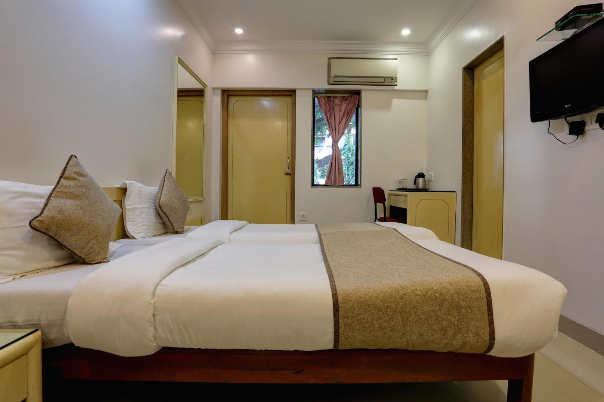 Accord Hotel Мумбаи Экстерьер фото