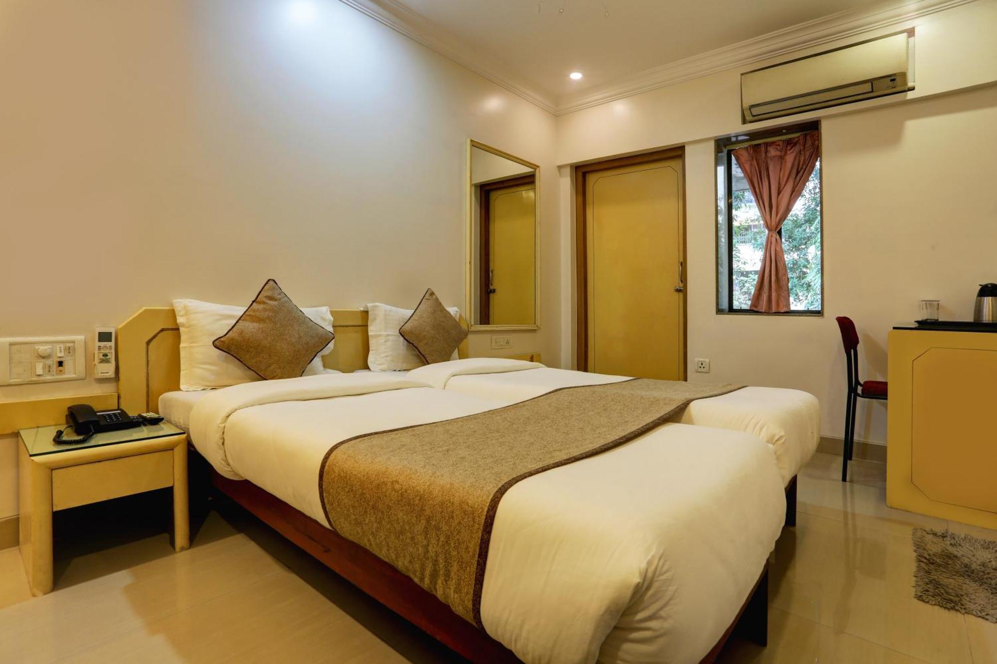 Accord Hotel Мумбаи Экстерьер фото