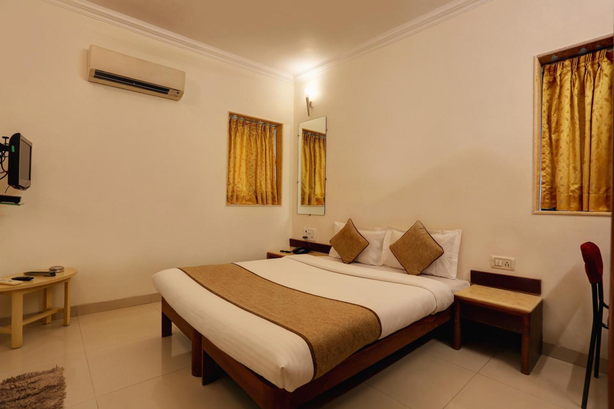 Accord Hotel Мумбаи Экстерьер фото
