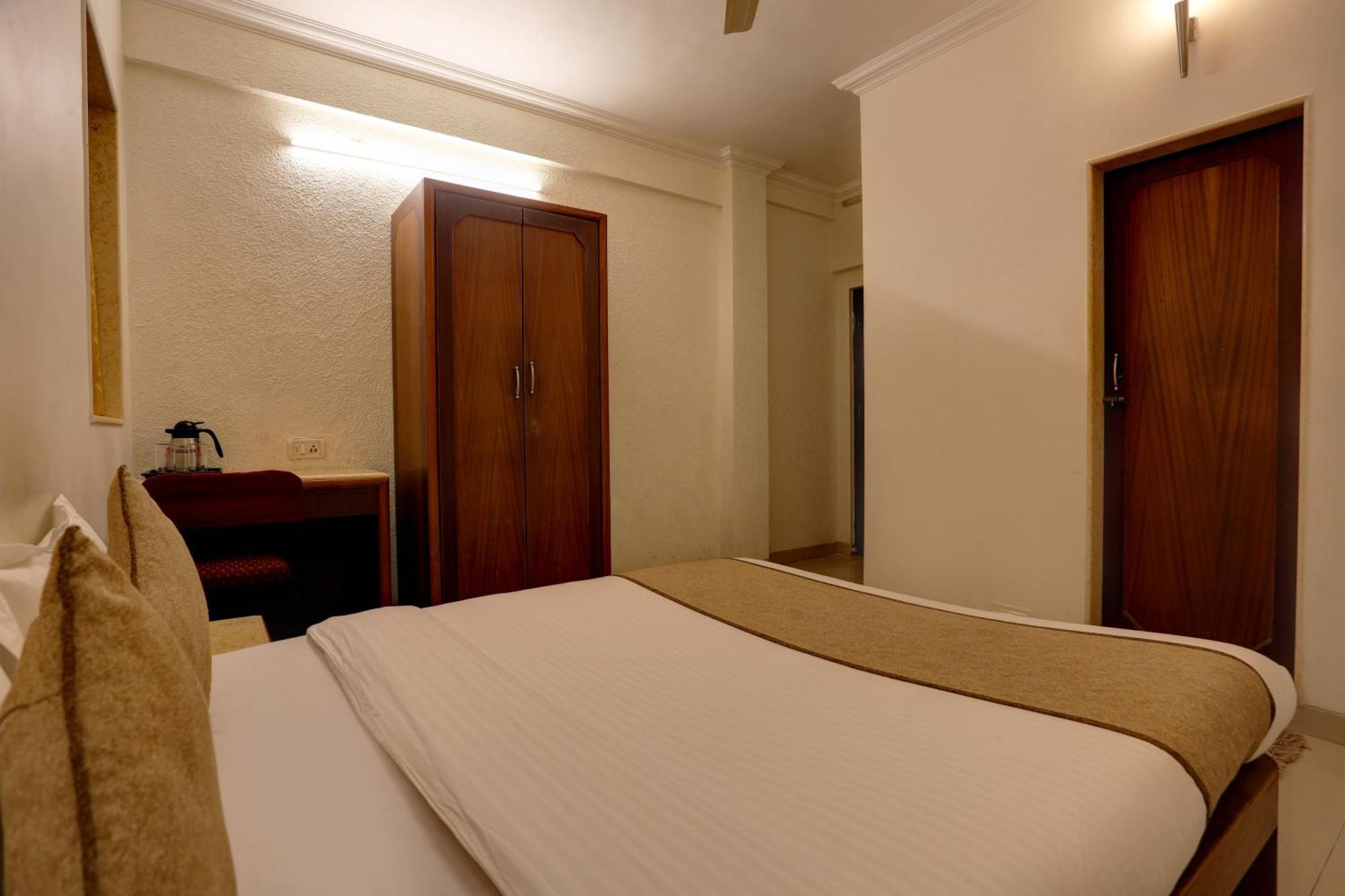 Accord Hotel Мумбаи Экстерьер фото