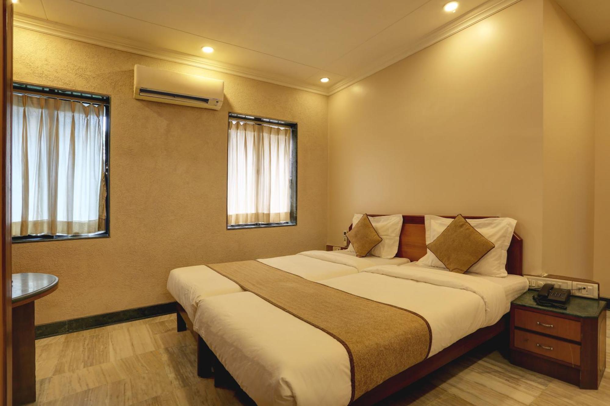 Accord Hotel Мумбаи Экстерьер фото