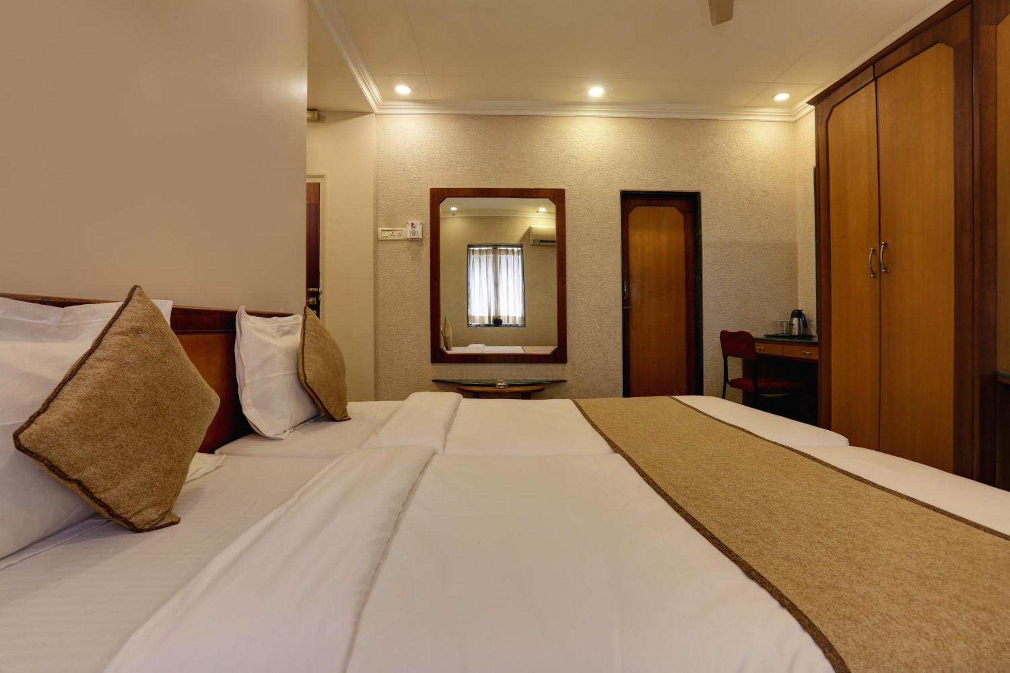 Accord Hotel Мумбаи Экстерьер фото