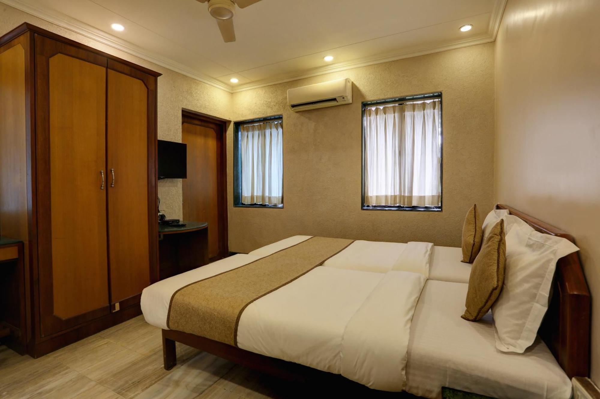Accord Hotel Мумбаи Экстерьер фото