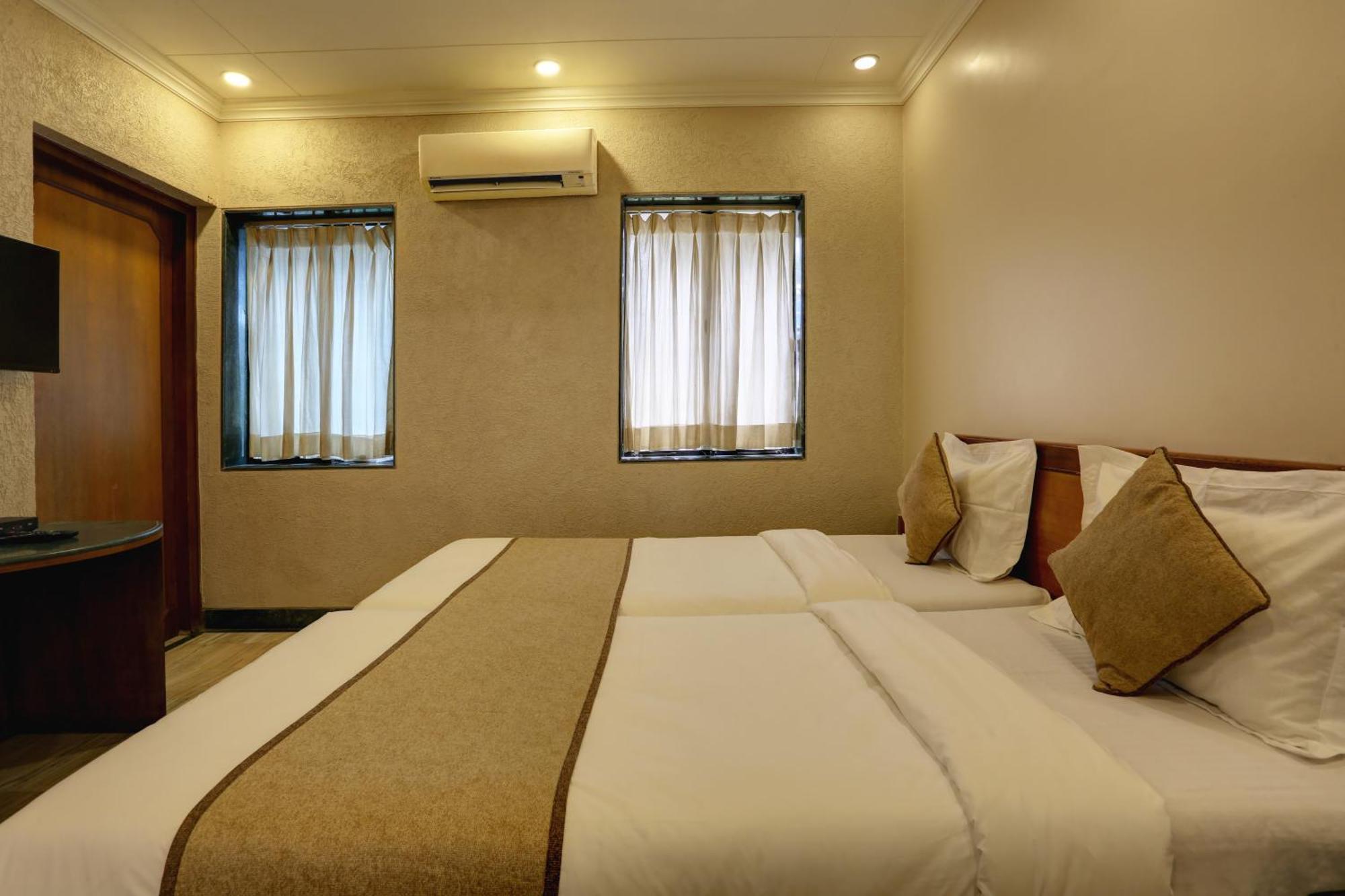 Accord Hotel Мумбаи Экстерьер фото