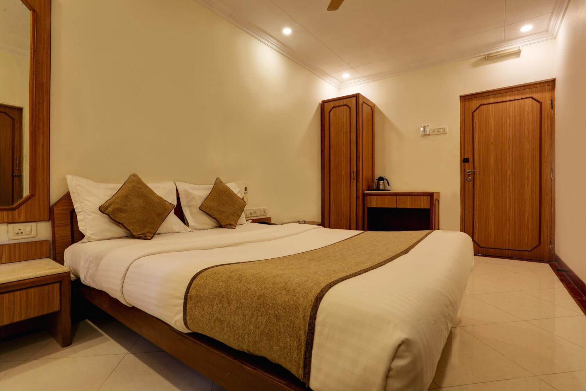 Accord Hotel Мумбаи Экстерьер фото