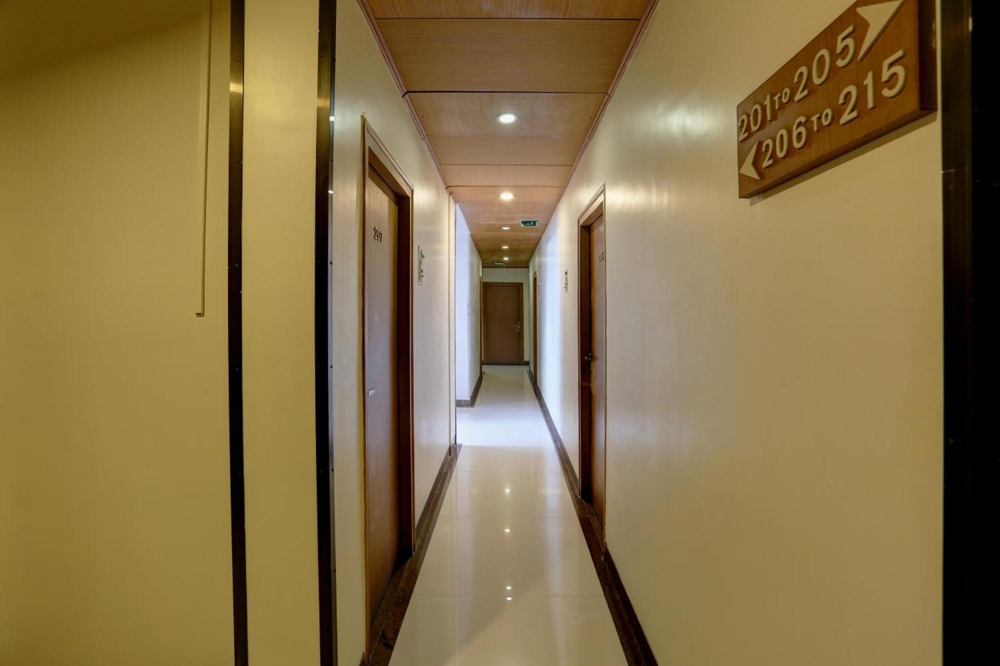 Accord Hotel Мумбаи Экстерьер фото