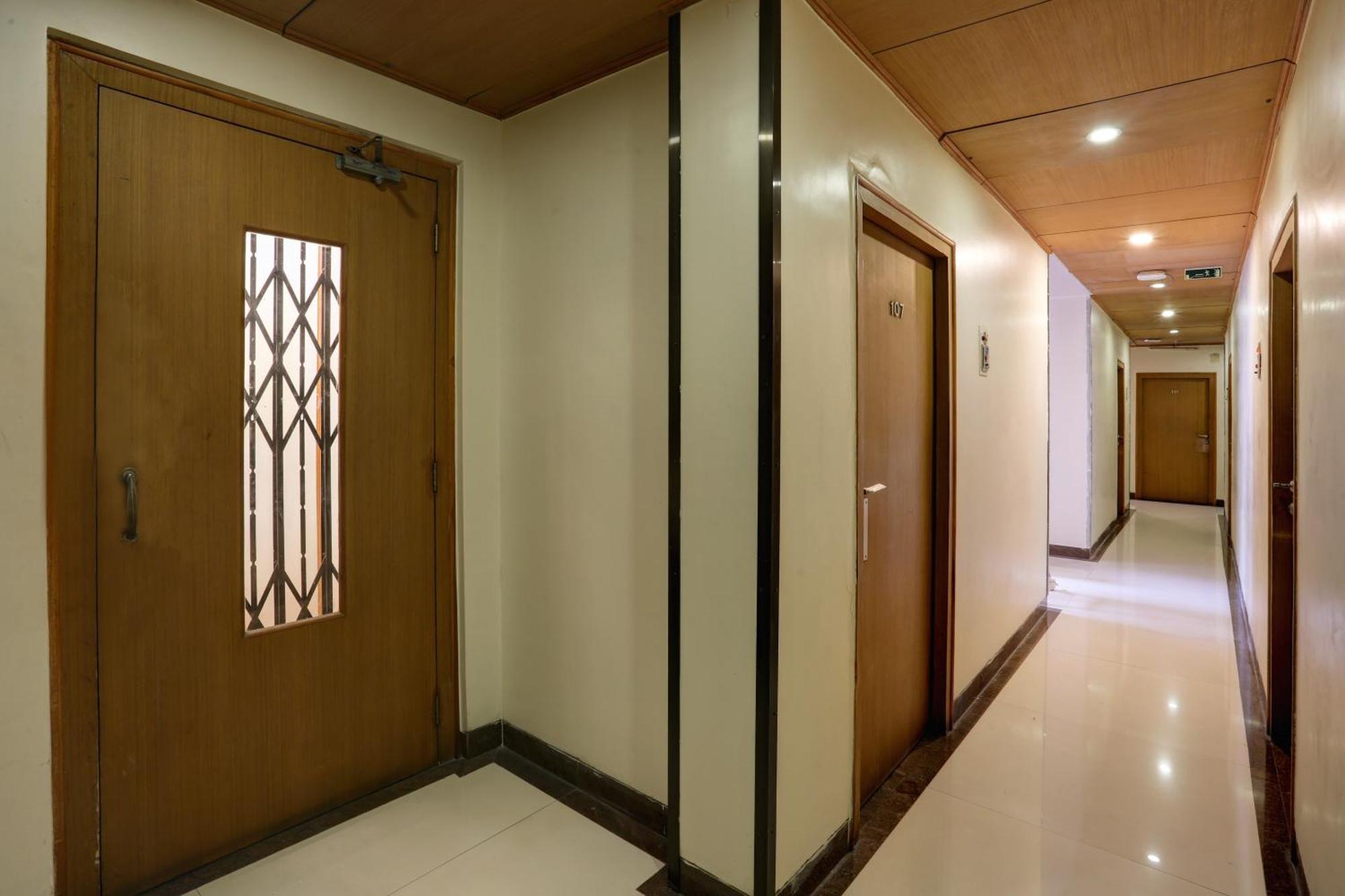 Accord Hotel Мумбаи Экстерьер фото